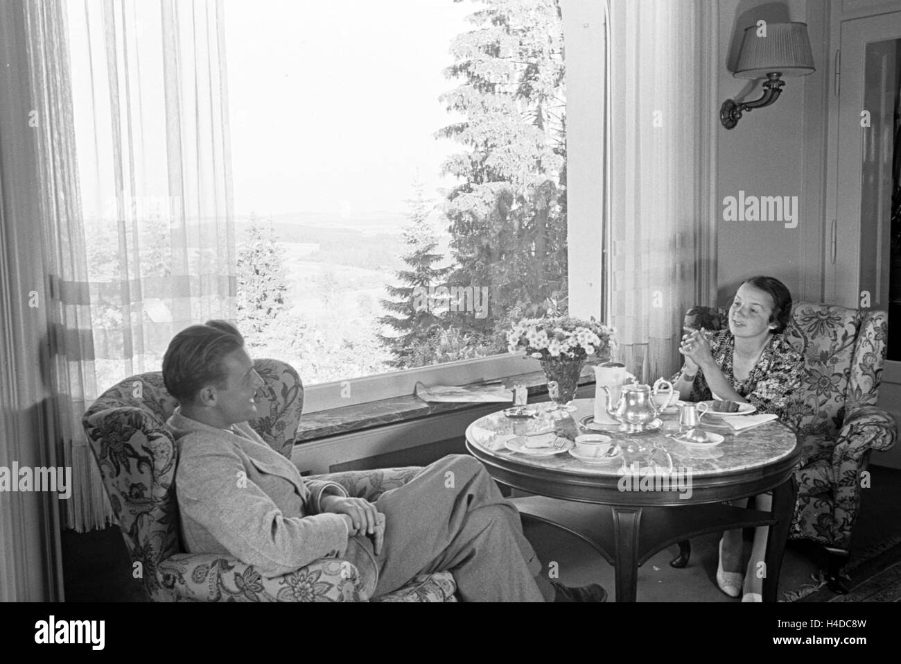 Gäste im Schwarzwaldhotel Waldlust in Freudenstadt, Deutschland 1930er Jahre. Guests in Hotel Waldlust in the Black Forest in Freudenstadt, Germany 1930s. Stock Photo