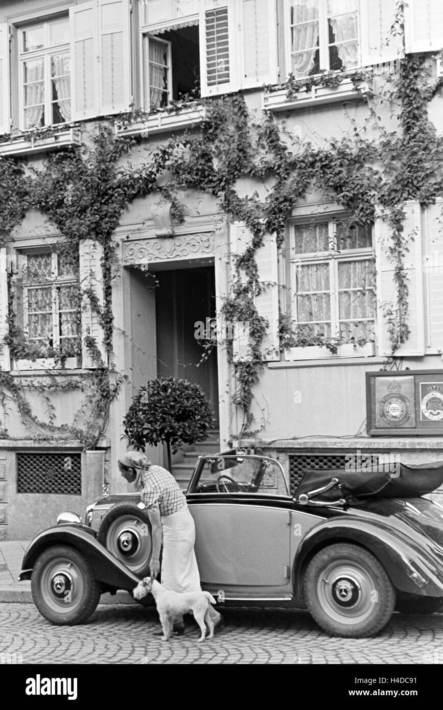 Ankunft beim Hotel Wehrle in Triberg im Schwarzwald, Deutschland 1930er Jahre. Arrival at Hotel Wehrle in Triberg in the Black Forest, Germany 1930s. Stock Photo