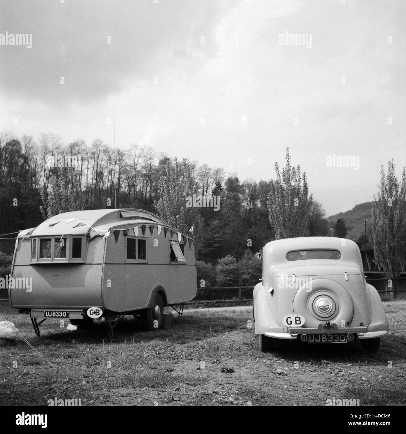 Briten machen Urlaub mit dem Wohnwagen in Deutschland, 1930er Jahre. Some British with their camping trailer on vacation in Germany, 1930s. Stock Photo