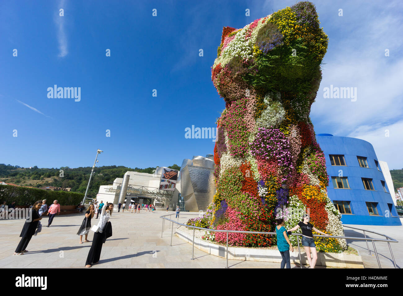 The 'Puppy' topiary sculpture by Jeff Koons - on the outdoor terrace at Guggenheim Museum Bilbao, Spain Stock Photo