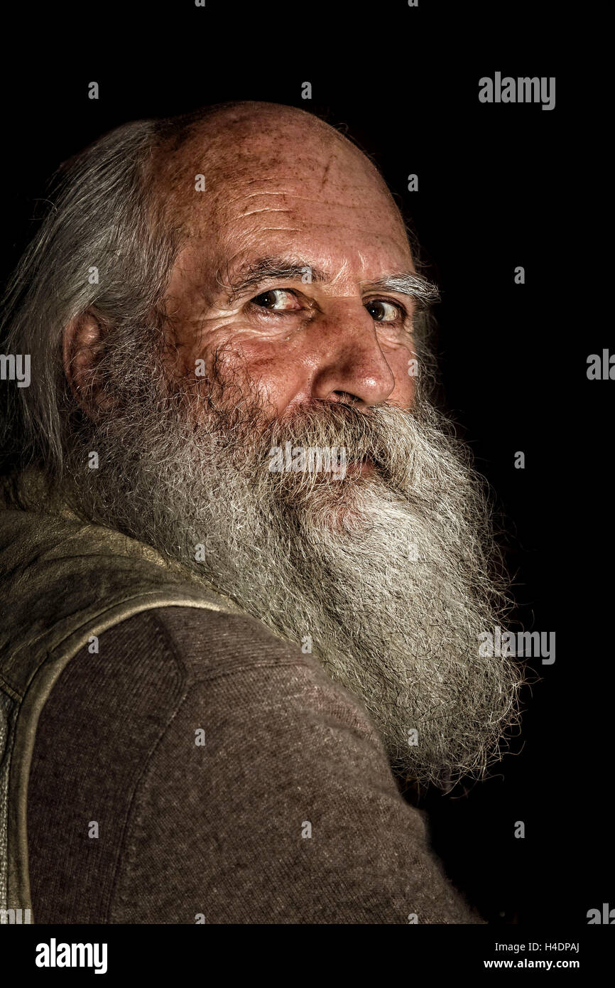 Older man with beard, view in the camera, portrait Stock Photo - Alamy