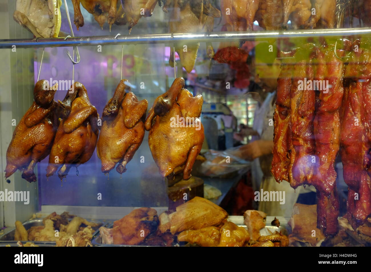 cantonese-style-roasted-duckschickens-and-pork-hanging-inside-the-H4DWHG.jpg