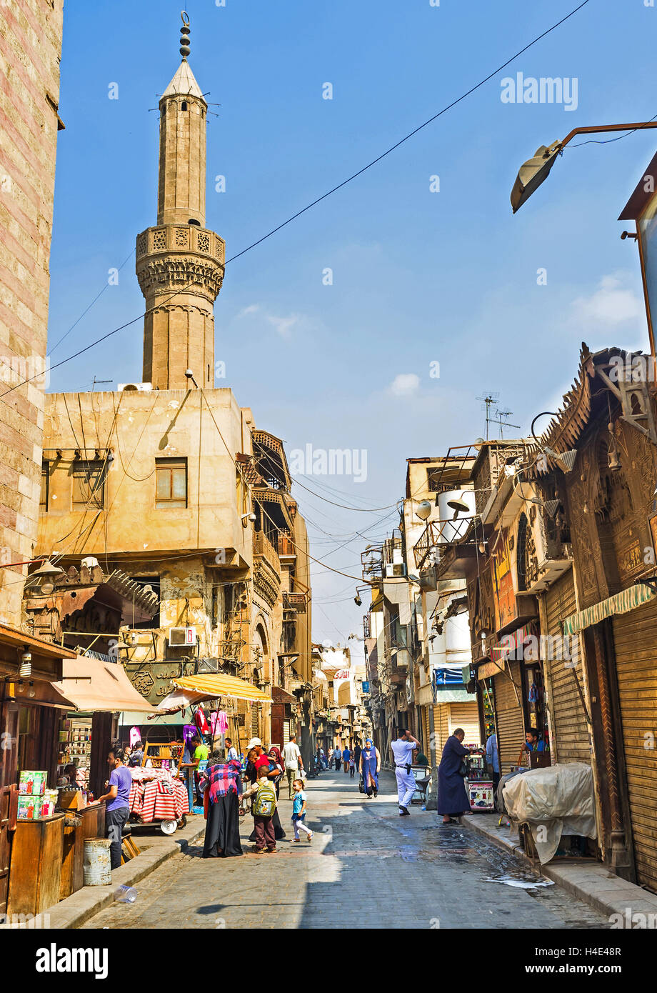 The Khan el-Khalili souq is the best place to feal the atmosphera 