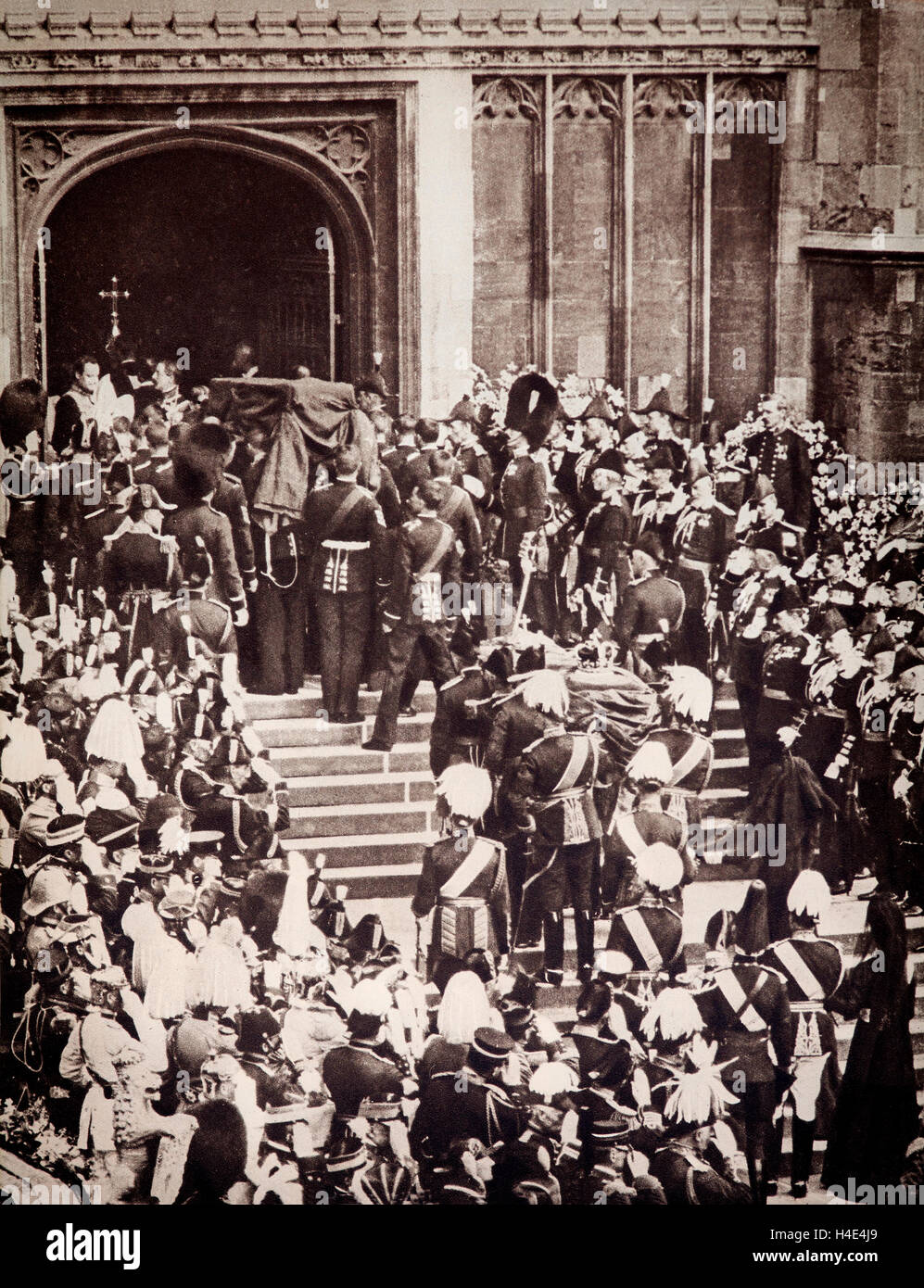 The coffin of King Edward VII is carried into St George's Chapel in Windsor Castle on 20th May 1910. Stock Photo