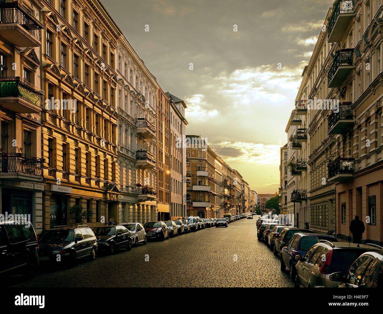 Street in Berlin in the Kreuzberg Bergmann-Kiez at sundown Stock Photo ...