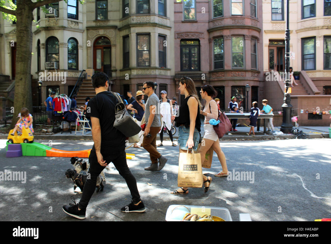 hipsters park slope brooklyn new york at block party 12 street brownstones simon leigh Stock Photo