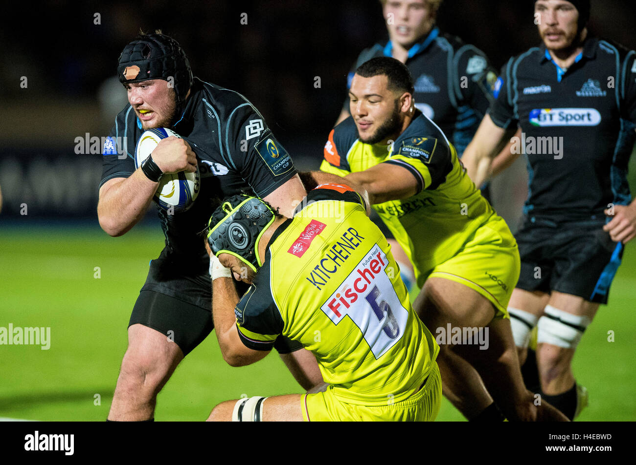 Leicester Tigers' Graham Kitchener tackles Glasgow Warriors' Zander ...