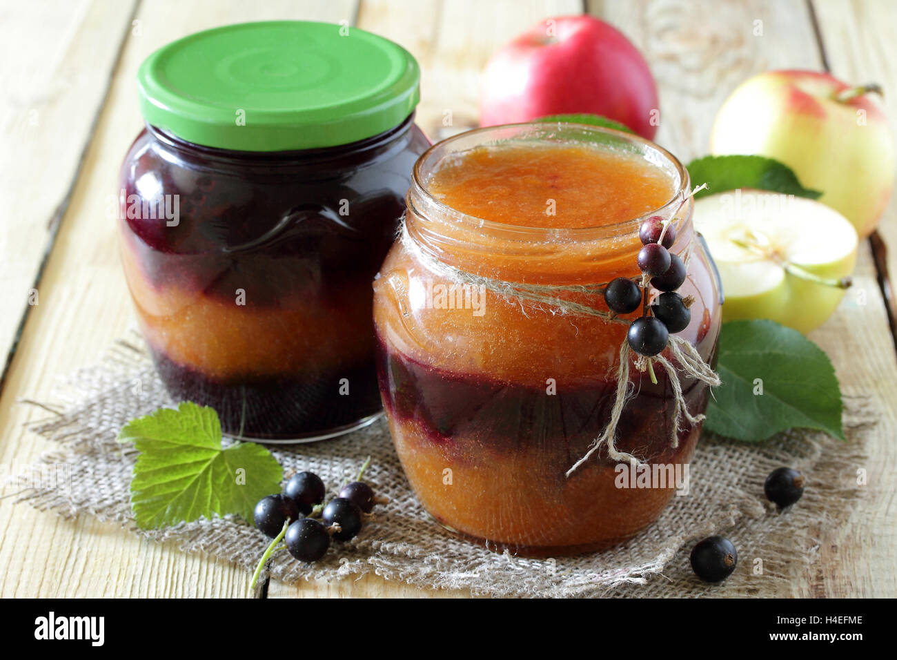 Компот из ежевики на зиму. Смородина с яблоками на зиму. Ежевичный компот. Компот из смородины и яблок. Смородина с яблоками на зиму.
