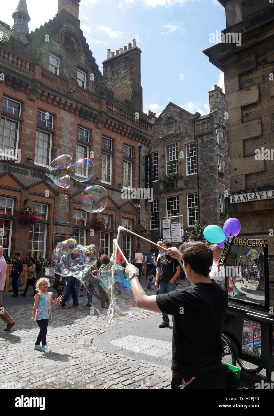 Street Entertainer creating gigantic Bubbles in The Old Town of The City of Edinburgh, Scotland, UK Stock Photo