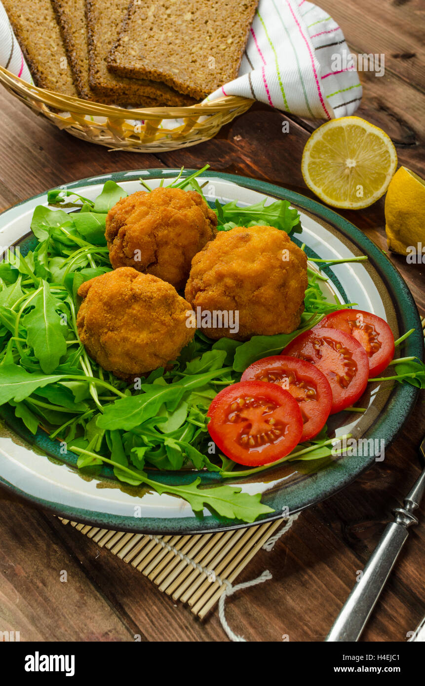 Macaroni and cheese balls, salad of arugula and healthy wholemeal bread Stock Photo Alamy