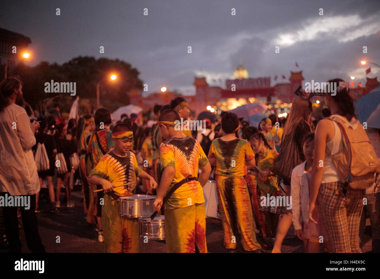 Taipei City, Taiwan. 15th Oct, 2016. Thousands of Dream Parade participants gathered to rock areas near Liberty Square and Presidential Palace. No matter young or old, people brought art works, danced, did Samba drumming and had fun. The annual event was initiated by a community which aims to increase emotional bond among neighbors by collaborative arts and self-expression. Many influenced remote aboriginal tribes also participated. Credit:  Yunjie Liao/Pacific Press/Alamy Live News Stock Photo