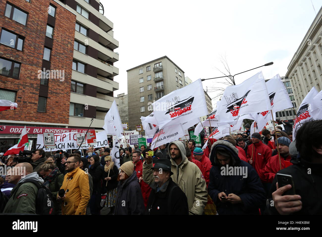 Warsaw, Poland. 15th Oct, 2016. Several NGOs, Green Party, Antifa and ...