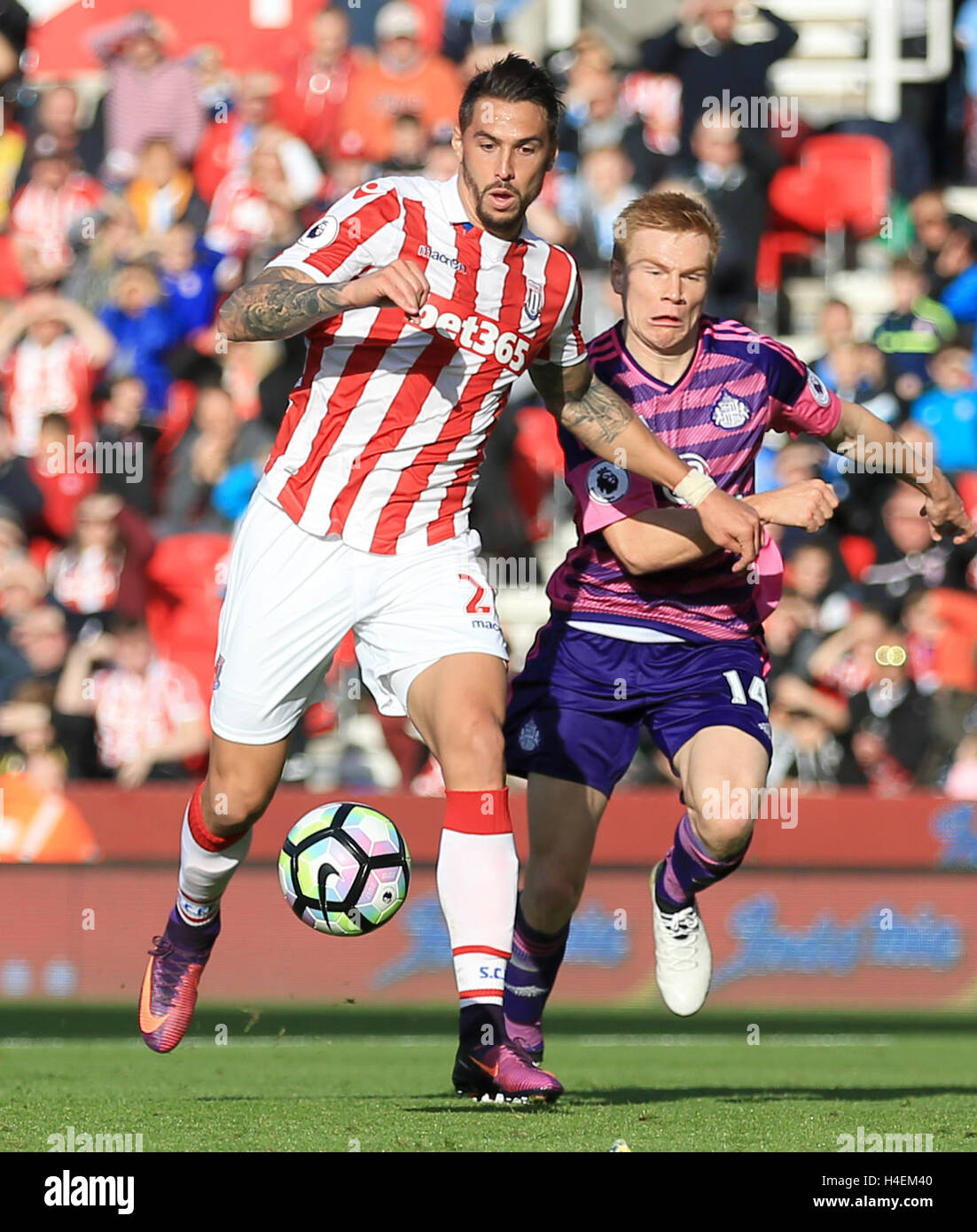 Stoke City's Geoff Cameron (left) and Sunderland's Ducan Watmore battle for the ball during the Premier League match at the Bet365 Stadium, Stoke. PRESS ASSOCIATION Photo. Picture date: Saturday October 15, 2016. See PA story SOCCER Stoke. Photo credit should read: Nigel French/PA Wire. RESTRICTIONS: EDITORIAL USE ONLY No use with unauthorised audio, video, data, fixture lists, club/league logos or 'live' services. Online in-match use limited to 75 images, no video emulation. No use in betting, games or single club/league/player publications. Stock Photo
