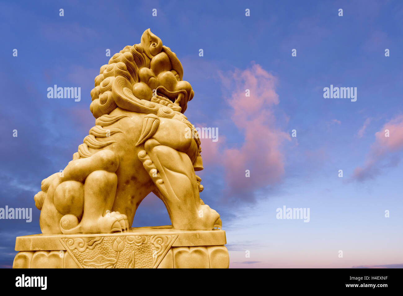 Stone chinese statue hi-res stock photography and images - Alamy