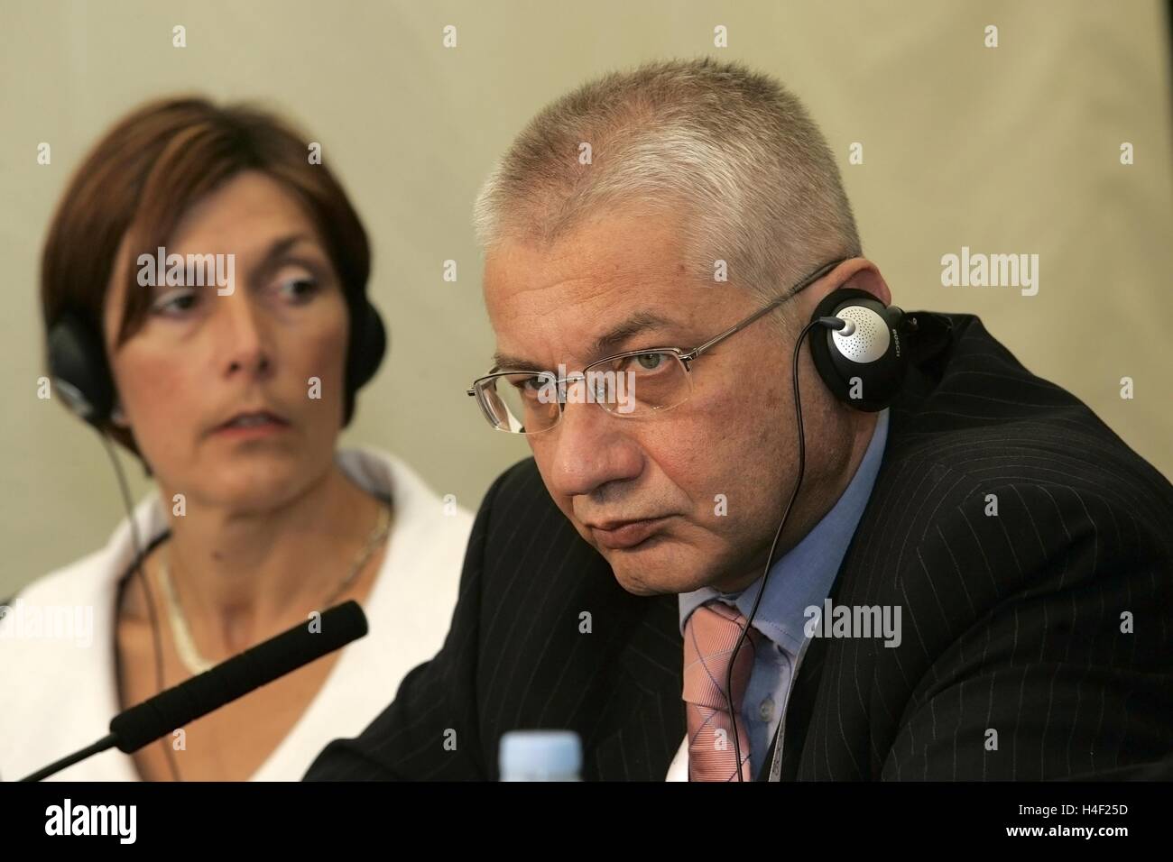 L) Dawn Primarolo, labour MP and Ludwik Dorn of Poland, Polish conservative politician, Stock Photo