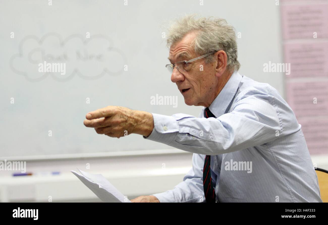 Sir Ian McKellen gives an acting lesson to pupils at  Henley Castle School, Worcester Stock Photo