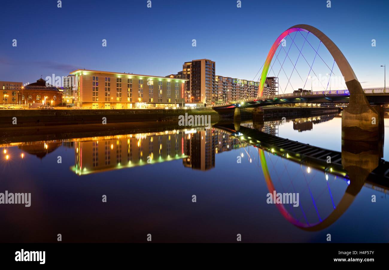 Squinty Bridhe and Hilton Park Hotel at dawn in Glasgow Stock Photo
