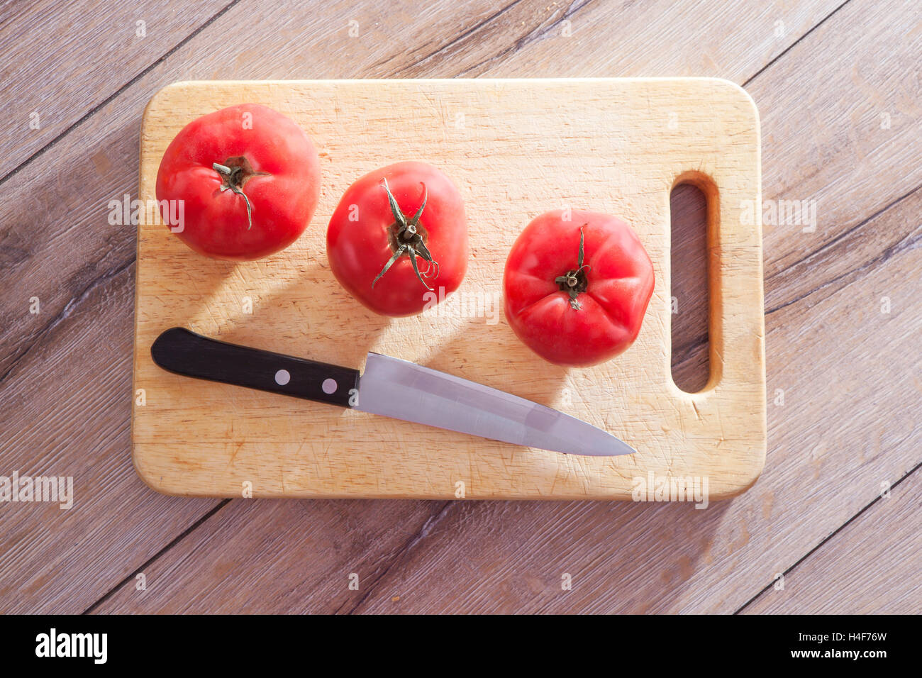 Fresh, ripe tomatoes on the chopping board Stock Photo - Alamy