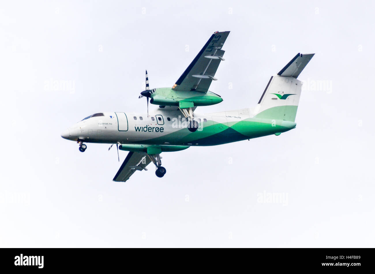 Widerøe plane (Bombardier Dash 8) landing in Alta, Norway Stock Photo