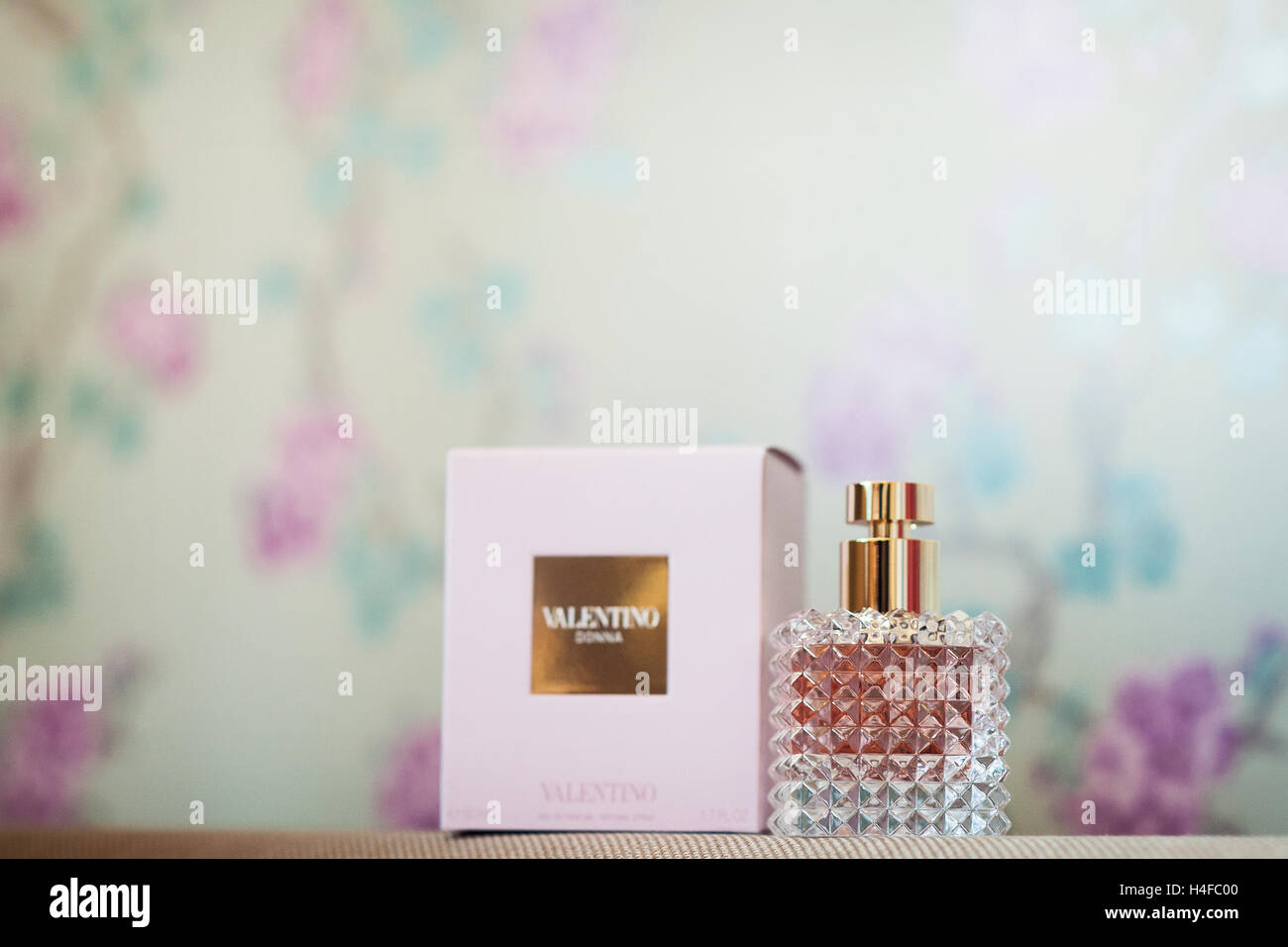 valentino perfume pink bottle