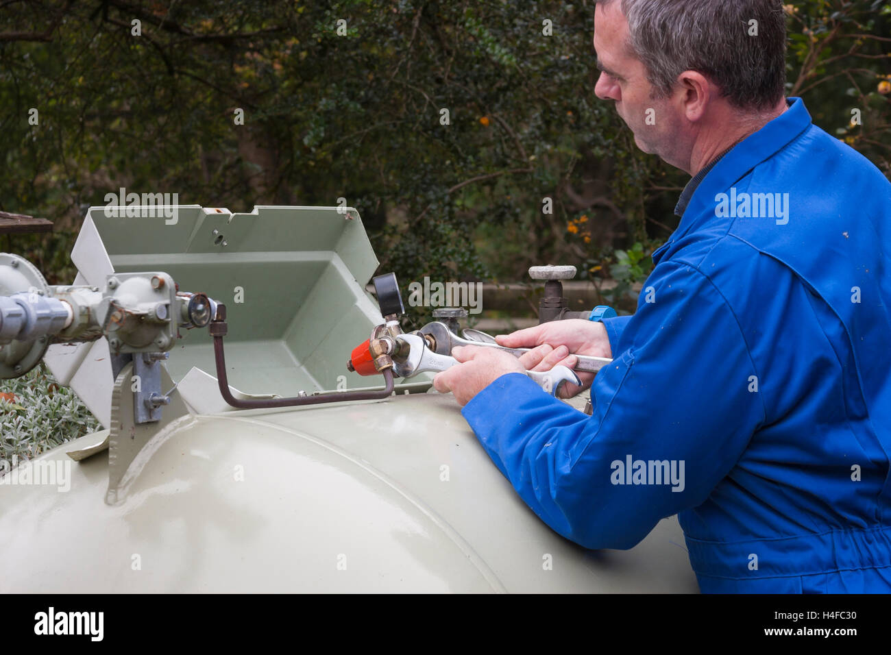 gas engineer testing system Stock Photo Alamy