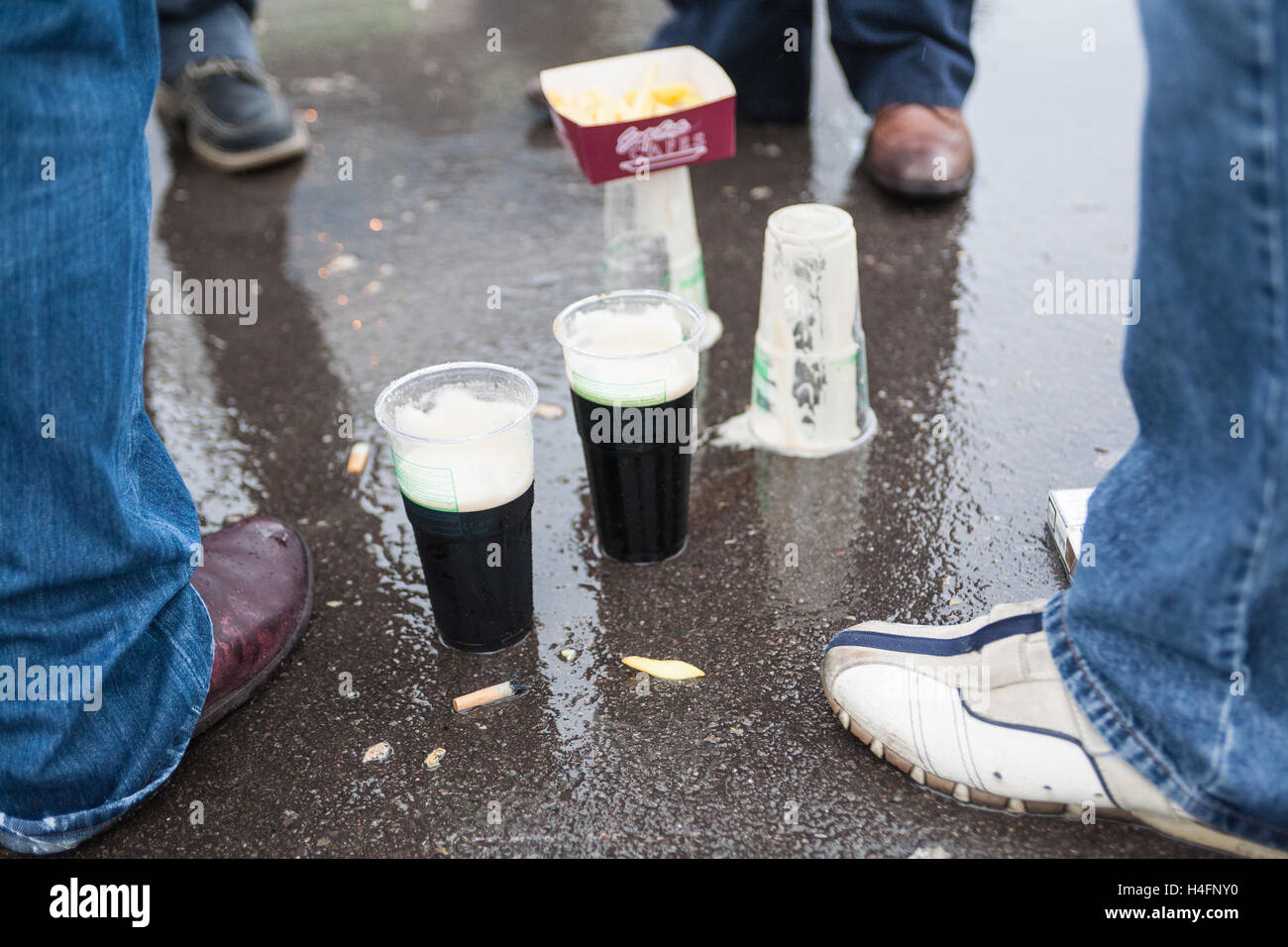 Men drinking horse races hi-res stock photography and images - Alamy