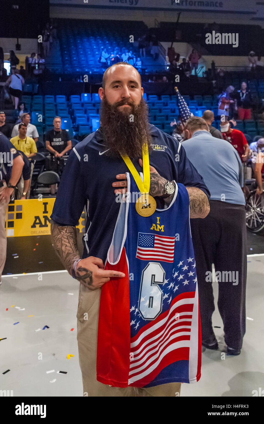Retired U.S. Navy Electricians Mate Apprentice Steven Davis holds the jersey of fallen teammate, Marine Corps veteran Staff Sgt. Bradley Rich after winning the gold medal for wheelchair basketball against the United Kingdom. Sgt. Rich recently lost his ba Stock Photo