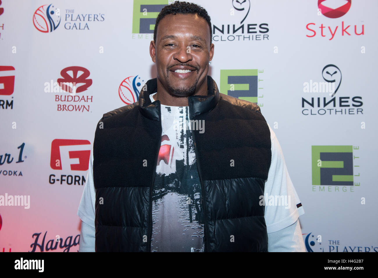 WILLIE MCGINEST OF THE NEW ENGLAND PATRIOTS DURING THE 39-35 LOSS TO  News Photo - Getty Images