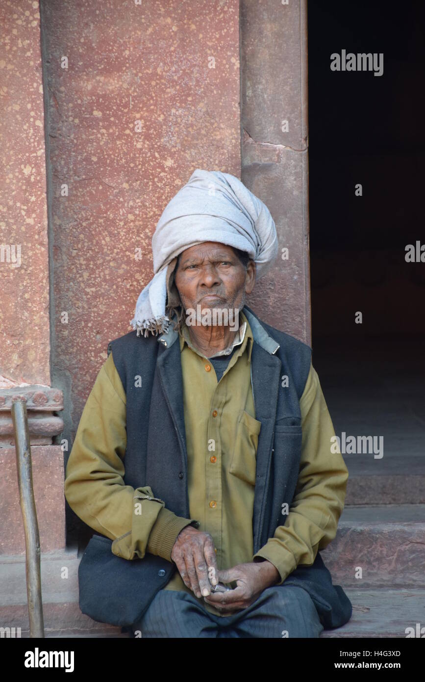 Portrait of an old indian man sitting outside Red Fort in Agra, Uttar Pradesh, India Stock Photo