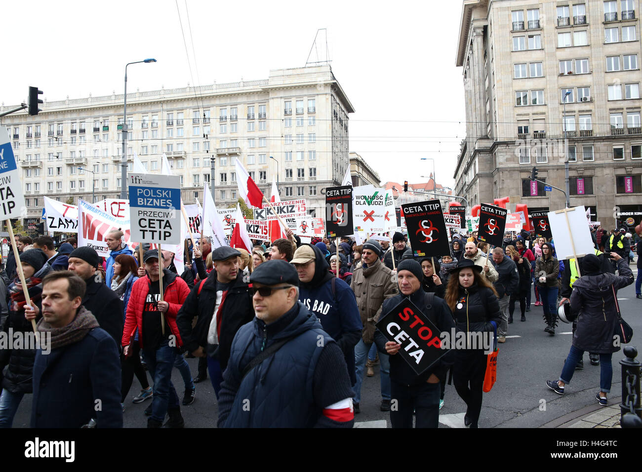 Poland, Warsaw, 15th October 2016: Thousands of protesters of NGOs, parties and Antifa marched against TTIP and CETA after a manifestation in front of the Ministry of Agriculture and Rural Development. Pawel Kukiz, band member of Piersi and founder of the Kukiz´15 party, held a speech. Far right protesters were divided by the police of the left wing of the demonstration. Credit: Jake Ratz/Alamy Live News Stock Photo