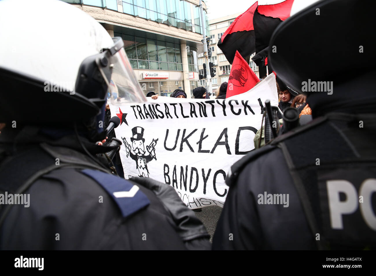 Poland, Warsaw, 15th October 2016: Thousands of protesters of NGOs, parties and Antifa marched against TTIP and CETA after a manifestation in front of the Ministry of Agriculture and Rural Development. Pawel Kukiz, band member of Piersi and founder of the Kukiz´15 party, held a speech. Far right protesters were divided by the police of the left wing of the demonstration. Credit: Jake Ratz/Alamy Live News Stock Photo