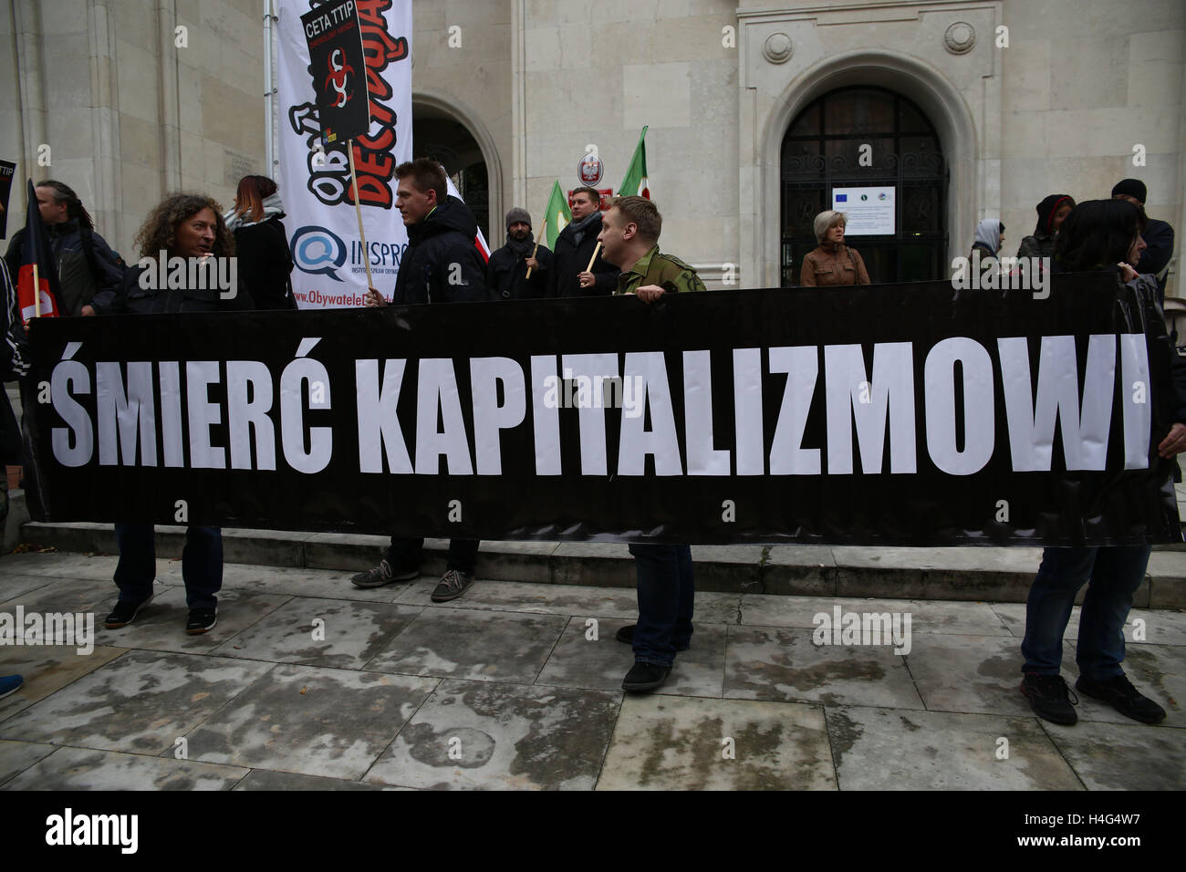 Poland, Warsaw, 15th October 2016: Thousands of protesters of NGOs, parties and Antifa marched against TTIP and CETA after a manifestation in front of the Ministry of Agriculture and Rural Development. Pawel Kukiz, band member of Piersi and founder of the Kukiz´15 party, held a speech. Far right protesters were divided by the police of the left wing of the demonstration. Credit: Jake Ratz/Alamy Live News Stock Photo