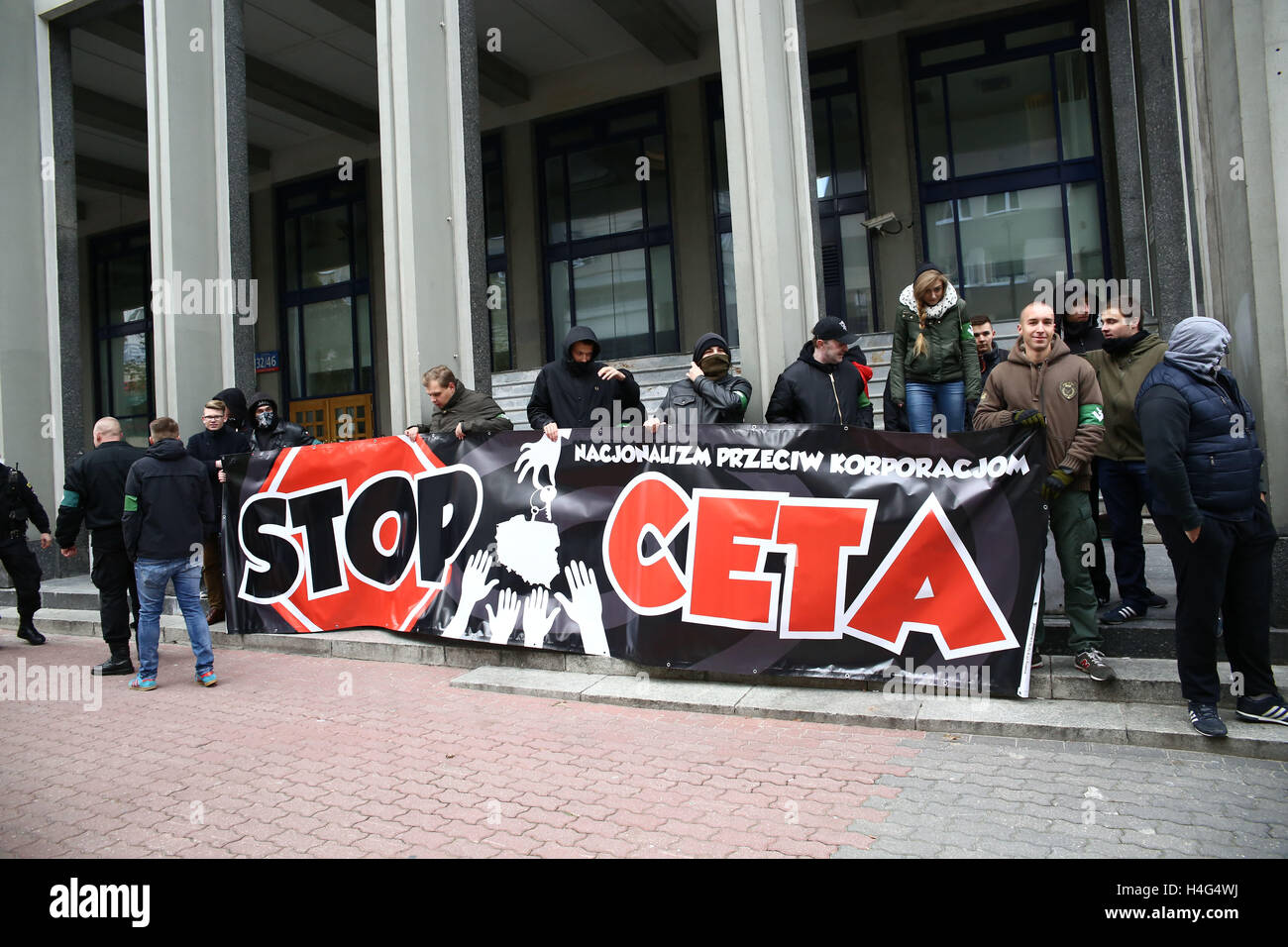 Poland, Warsaw, 15th October 2016: Thousands of protesters of NGOs, parties and Antifa marched against TTIP and CETA after a manifestation in front of the Ministry of Agriculture and Rural Development. Pawel Kukiz, band member of Piersi and founder of the Kukiz´15 party, held a speech. Far right protesters were divided by the police of the left wing of the demonstration. Credit: Jake Ratz/Alamy Live News Stock Photo