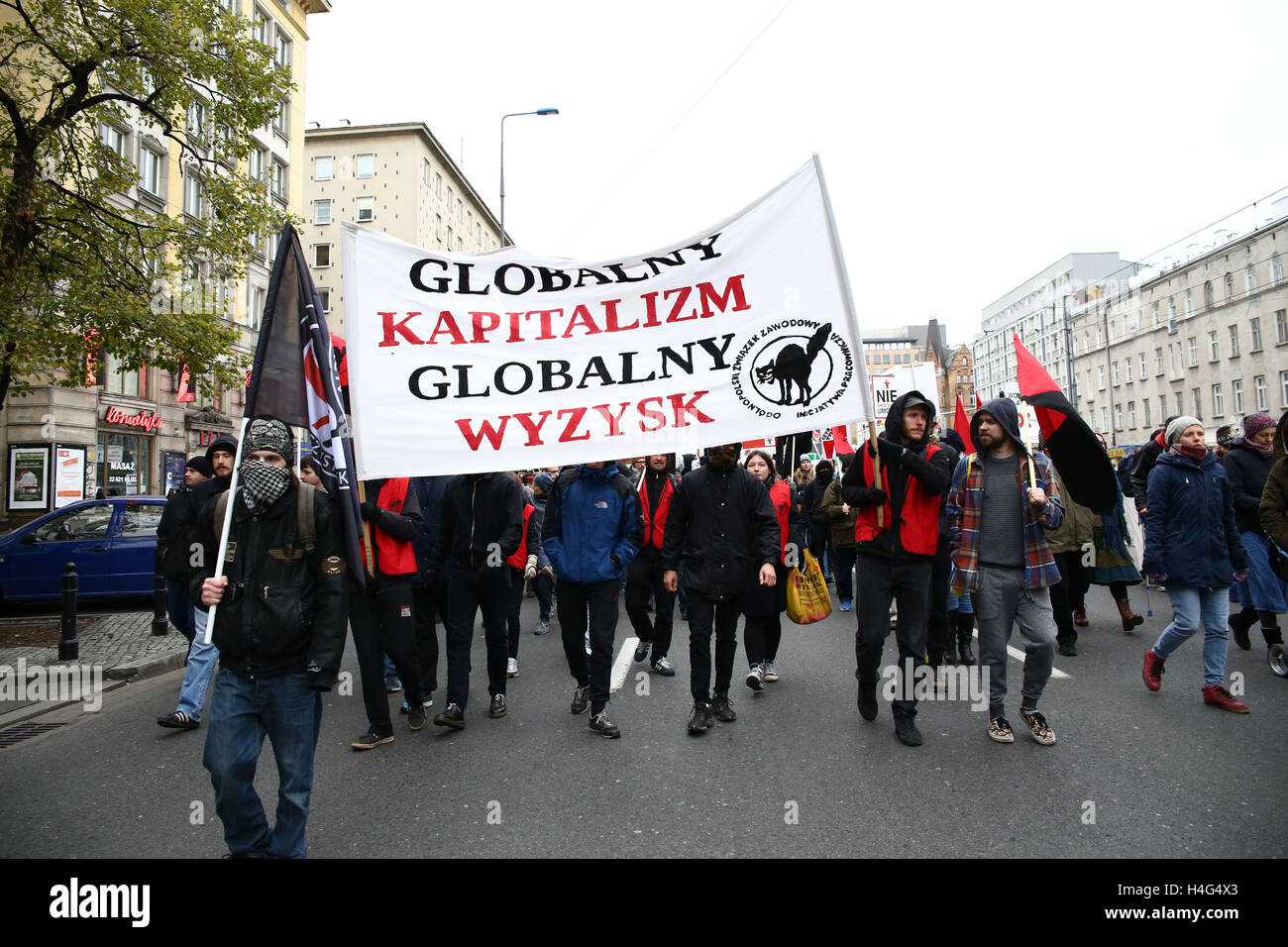 Poland, Warsaw, 15th October 2016: Thousands of protesters of NGOs, parties and Antifa marched against TTIP and CETA after a manifestation in front of the Ministry of Agriculture and Rural Development. Pawel Kukiz, band member of Piersi and founder of the Kukiz´15 party, held a speech. Far right protesters were divided by the police of the left wing of the demonstration. Credit: Jake Ratz/Alamy Live News Stock Photo