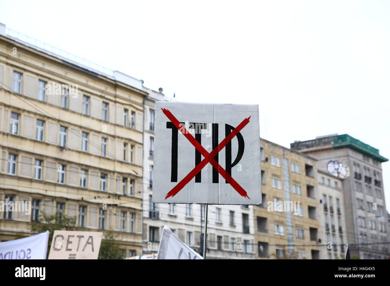 Poland, Warsaw, 15th October 2016: Thousands of protesters of NGOs, parties and Antifa marched against TTIP and CETA after a manifestation in front of the Ministry of Agriculture and Rural Development. Pawel Kukiz, band member of Piersi and founder of the Kukiz´15 party, held a speech. Far right protesters were divided by the police of the left wing of the demonstration. Credit: Jake Ratz/Alamy Live News Stock Photo