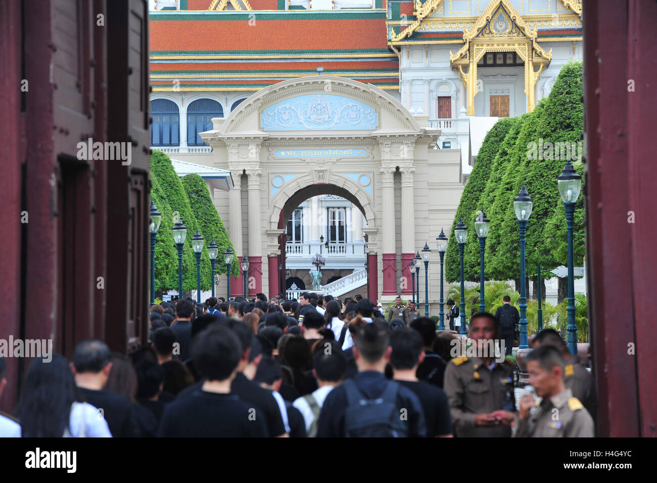 Bangkok, Thailand. 15th Oct, 2016. Thai citizens queue up at the Grand Palace to mourn for the late King Bhumibol Adulyadej in Bangkok, Thailand, Oct. 15, 2016. Mourners across the country gather around the Grand Palace to pay respect and bid farewell to Thailand's late King Bhumibol Adulyadej. Credit:  Rachen Sageamsak/Xinhua/Alamy Live News Stock Photo