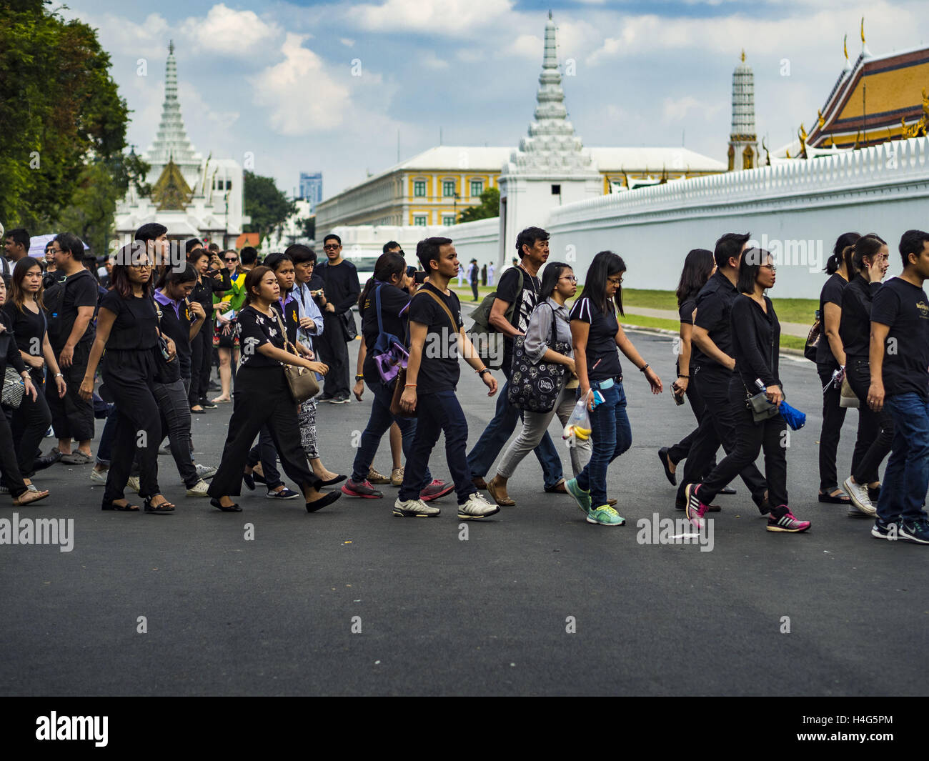 Bangkok, Bangkok, Thailand. 15th Oct, 2016. People walk into the Grand Palace to sign condolences books for Bhumibol Adulyadej, the King of Thailand. King Bhumibol Adulyadej died Oct. 13, 2016. He was 88. His death comes after a period of failing health. With the king's death, the world's longest-reigning monarch is Queen Elizabeth II, who ascended to the British throne in 1952. Bhumibol Adulyadej, was born in Cambridge, MA, on 5 December 1927. He was the ninth monarch of Thailand from the Chakri Dynasty and is known as Rama IX. He became King on June 9, 1946 and served as King of Thailand Stock Photo