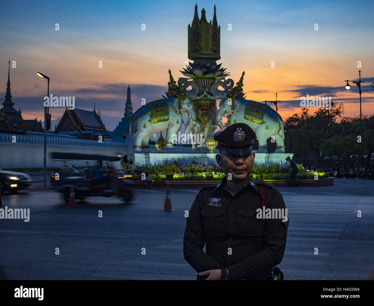 Bangkok, Bangkok, Thailand. 15th Oct, 2016. A Thai police officer guards an intersection in front of the Grand Palace in Bangkok during mourning rituals for the late Bhumibol Adulyadej, the King of Thailand. King Bhumibol Adulyadej died Oct. 13, 2016. He was 88. His death comes after a period of failing health. With the king's death, the world's longest-reigning monarch is Queen Elizabeth II, who ascended to the British throne in 1952. Bhumibol Adulyadej, was born in Cambridge, MA, on 5 December 1927. He was the ninth monarch of Thailand from the Chakri Dynasty and is known as Rama IX. He Stock Photo