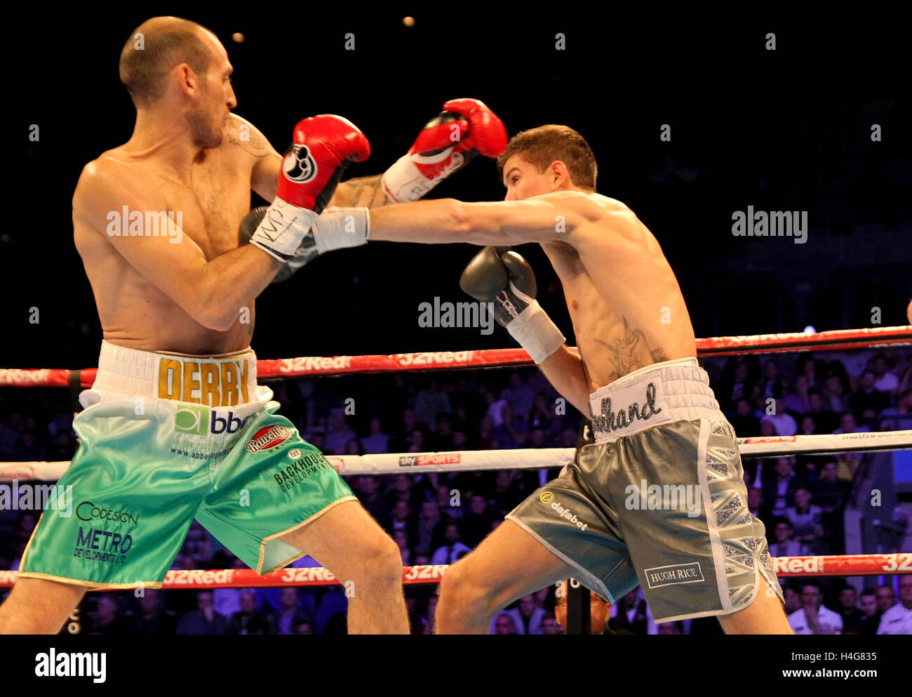 Echo Arena, Liverpool , UK 15th October 2016. Tony Bellew v BJ Flores Matchroom Boxing Fight Night.  Luke Campbell (Hull)  vs  Derry Mathews (Liverpool) during the WBC Silver International Lightweight Championship bout at Echo Arena, Liverpool  Credit: Stephen Gaunt/Touchlinepics.com/Alamy Live News Stock Photo