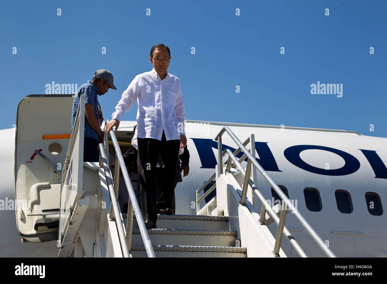Port Au Prince, Haiti. 15th Oct, 2016. Image provided by the United Nations Stabilization Mission in Haiti (MINUSTAH) shows UN Secretary-General Ban Ki-moon (Front) descending from the plane upon his arrival at the Port-au-Prince International Airport, in Port-au-Prince, Haiti, on Oct. 15, 2016. Ban arrived on Saturday in Haiti to make a tour to the areas hardest hit by Hurricane Matthew and met with government officials and humanitarian organizations working in the country. © MINUSTAH/Xinhua/Alamy Live News Stock Photo