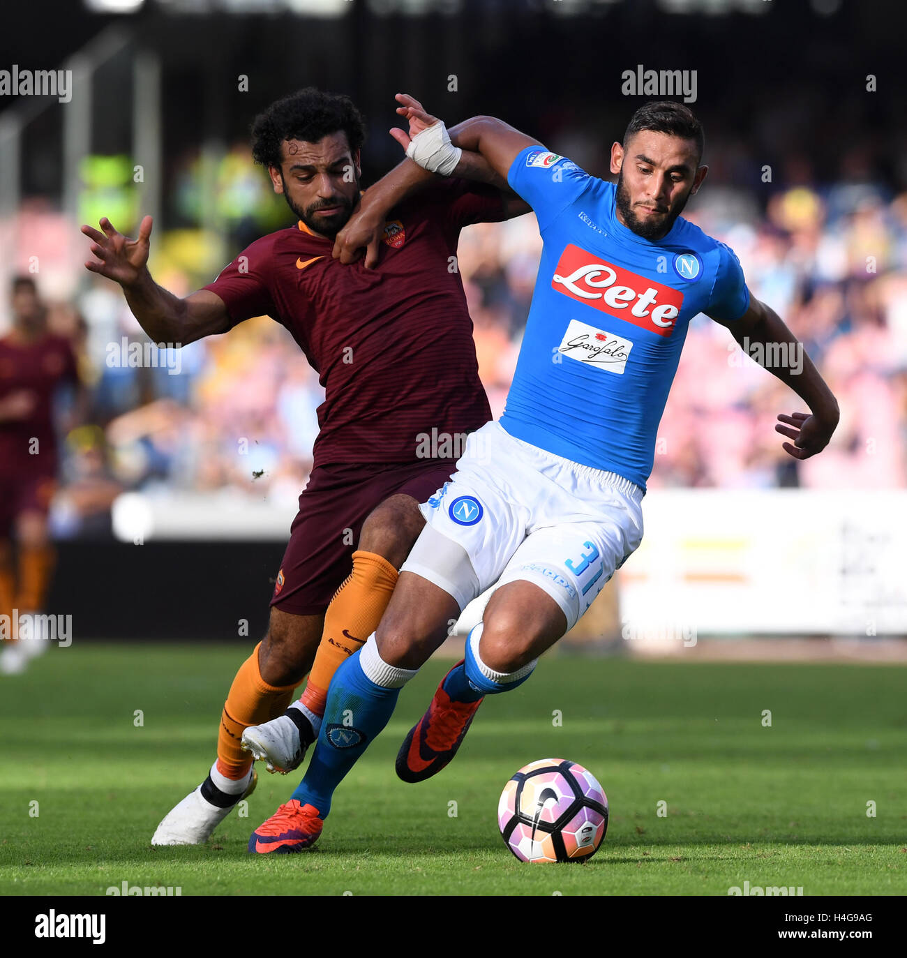 Naples. 15th Oct, 2016. Roma's Mohamed Salah (L) vies the ball with Faouzi Ghoulam of Napoli during the Italian Serie A football match SSC Napoli vs AS Roma on Oct. 15, 2016 in Naples, Italy. Roma won 3-1. © Alberto Lingria/Xinhua/Alamy Live News Stock Photo