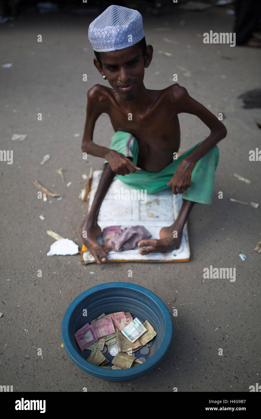 Dhaka, Bangladesh. 15th October, 2016. Sohel age of 23 a typhoid patient begs on street Dhaka, Bangladesh, on October 15, 2016. Sohel age of 23 from Chadpur district has affected by typhoid 8 years ago and now he became lame by this disease. Credit:  zakir hossain chowdhury zakir/Alamy Live News Stock Photo