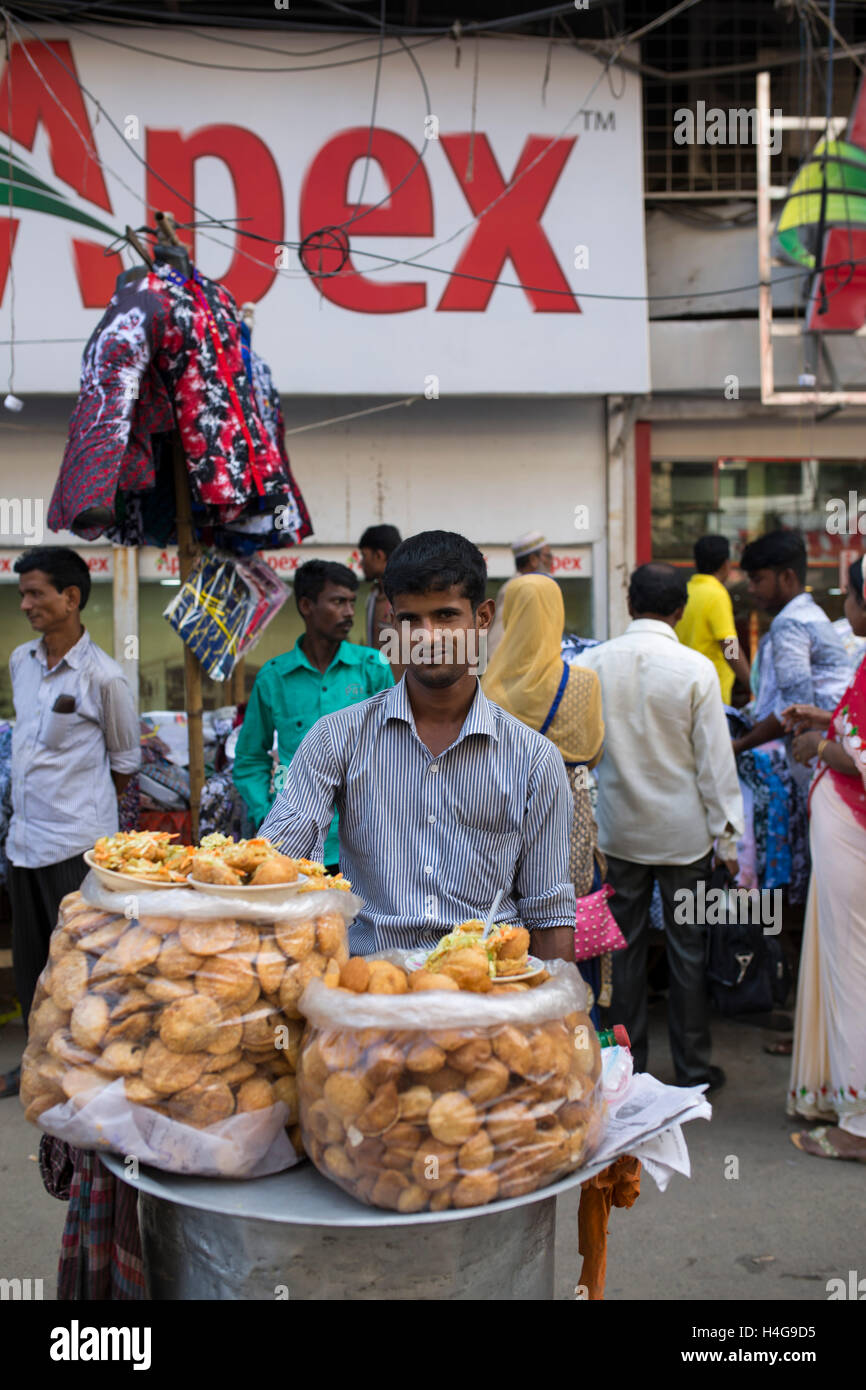 Dhaka, Bangladesh. 15th October, 2016.  Most of time food are being prepared with unhygienic handling. And those food are being sold in open air in a dirty city, which carry many germs. Unhygienic food items that are being sold on the streets of the capital are exposing the consumers to serious health hazards. Credit:  zakir hossain chowdhury zakir/Alamy Live News Stock Photo