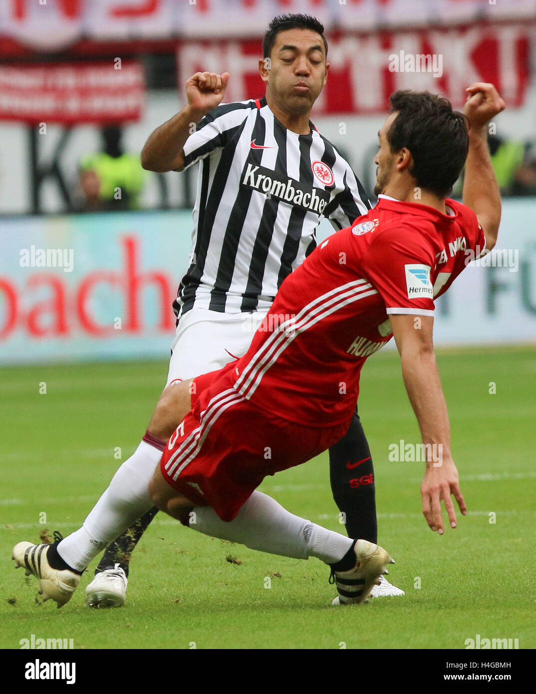 Frankfurt's Marco Fabian (l) in a duel against Munich's Mats Hummels (r) during the match between Eintracht Frankfurt and Bavaria Munich on the seventh match day of the German Bundesliga at Commerzbank-Arena in Frankfurt on the Main, Germany, 15 October 2016. PHOTO: FRANK RUMPENHORST/dpa Stock Photo