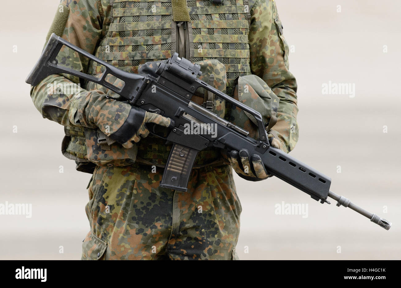Munster, Germany. 14th Oct, 2016. A solider holds a gun G36 by Heckler & Koch in his hands in the context of the informative educational practice 'Land operations 2016' in the military training area near Munster, Germany, 14 October 2016. Together with Dutch soliders, the German armed forces practice the cooperation between army, ambulance service and units of the so-called Joint Support Service from 4 to 14 October. PHOTO: SEBASTIAN GOLLNOW/dpa/Alamy Live News Stock Photo