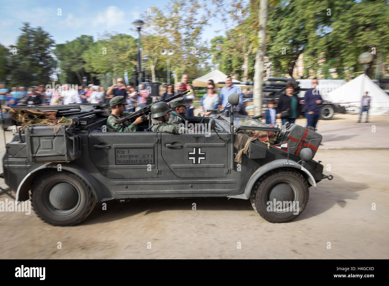 Murcia, Spain. 16th October, 2016. The Association Belix Códex retakes the city of Murcia for a historical military reenactment of the great military conflicts that hit the world last century, highlighting the First and Second World War . Credit:  ABEL F. ROS/Alamy Live News Stock Photo