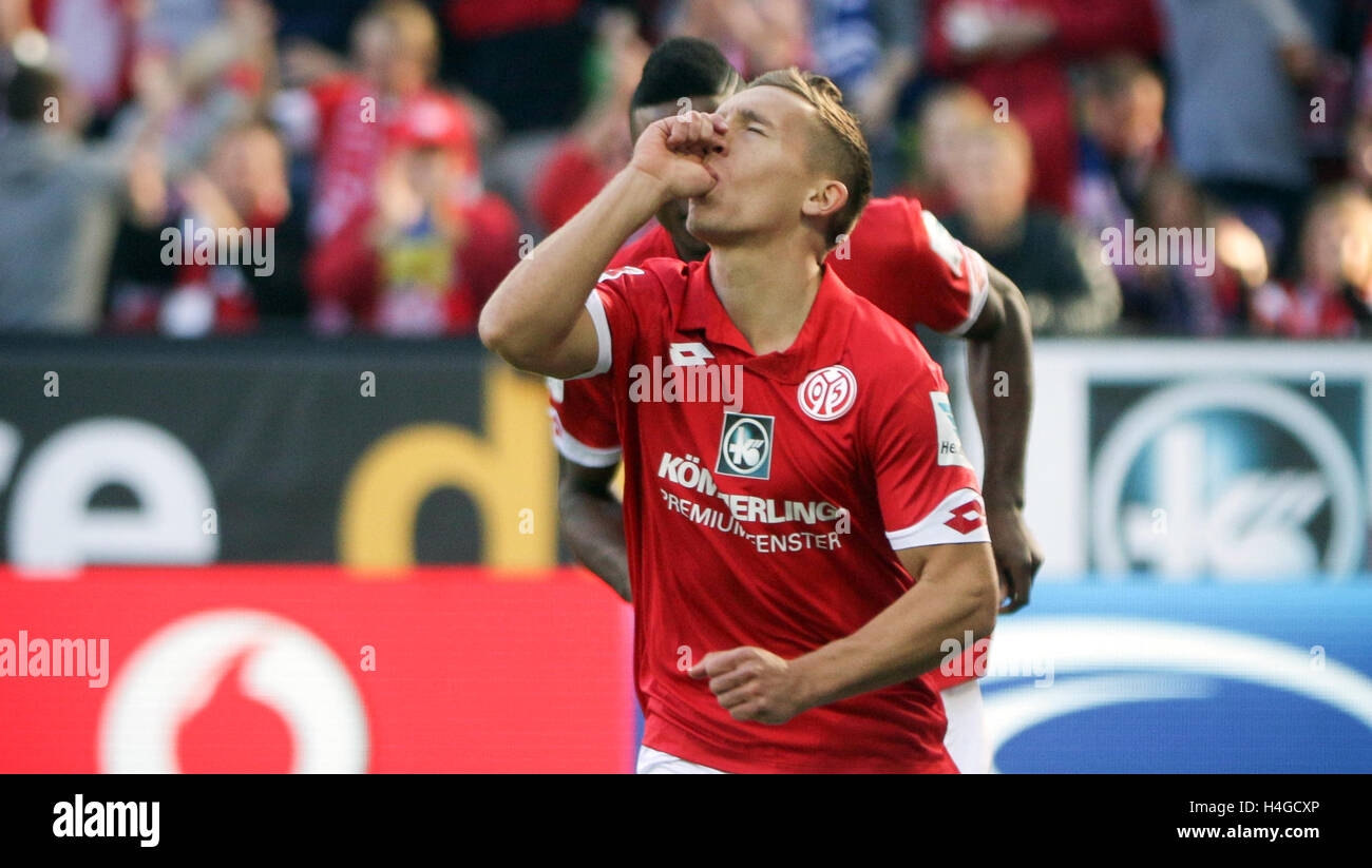 Mainz, Germany. 16th Oct, 2016. Mainz's Pablo De Blasis Cheers After Scoring 123292590