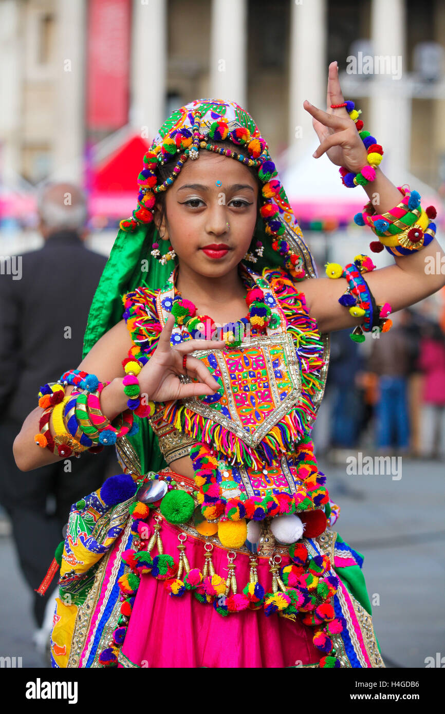 Trafalgar Square, London, UK 16 Oct 2016 Graba performance led by K'z Dance Entertainment. Graba is a Gujarati folk dance with colourful costume. Thousand of Hindus, Sikhs, Jains and people from other communities attend Diwali an Indian cultural festival of Light celebrations in Trafalgar Square Credit:  Dinendra Haria/Alamy Live News Stock Photo
