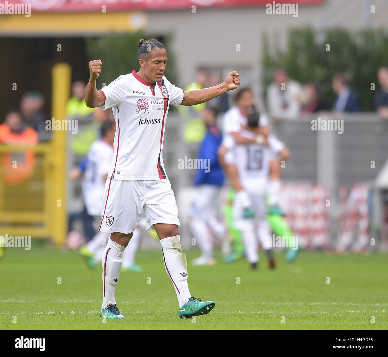 Milan, Italy, 16 october 2016: Bruno Alves of Cagliari Calcio celebrates after a goal of his team during the Serie A football match between FC Internazionale and Cagliari Calcio. Credit:  Nicolò Campo/Alamy Live News Stock Photo