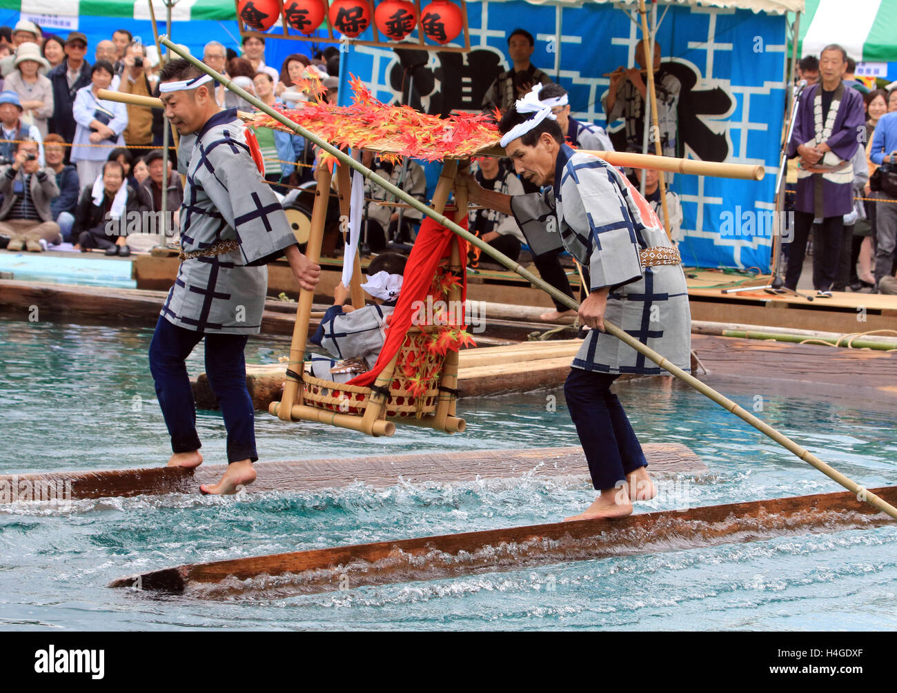 Japanese Life Raft October 16, 2016, Tokyo, Japan - Raftsmen, members of the Kiba ...